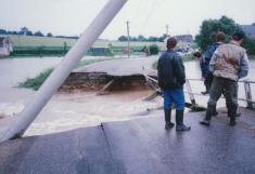 Povodeň červenec 1997
Stržený silniční most k&nbsp;Třebářovu